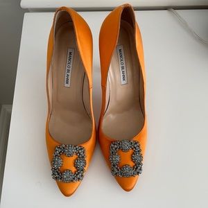 Manolo Blahnik Hangisi pumps, sz 40, orange satin